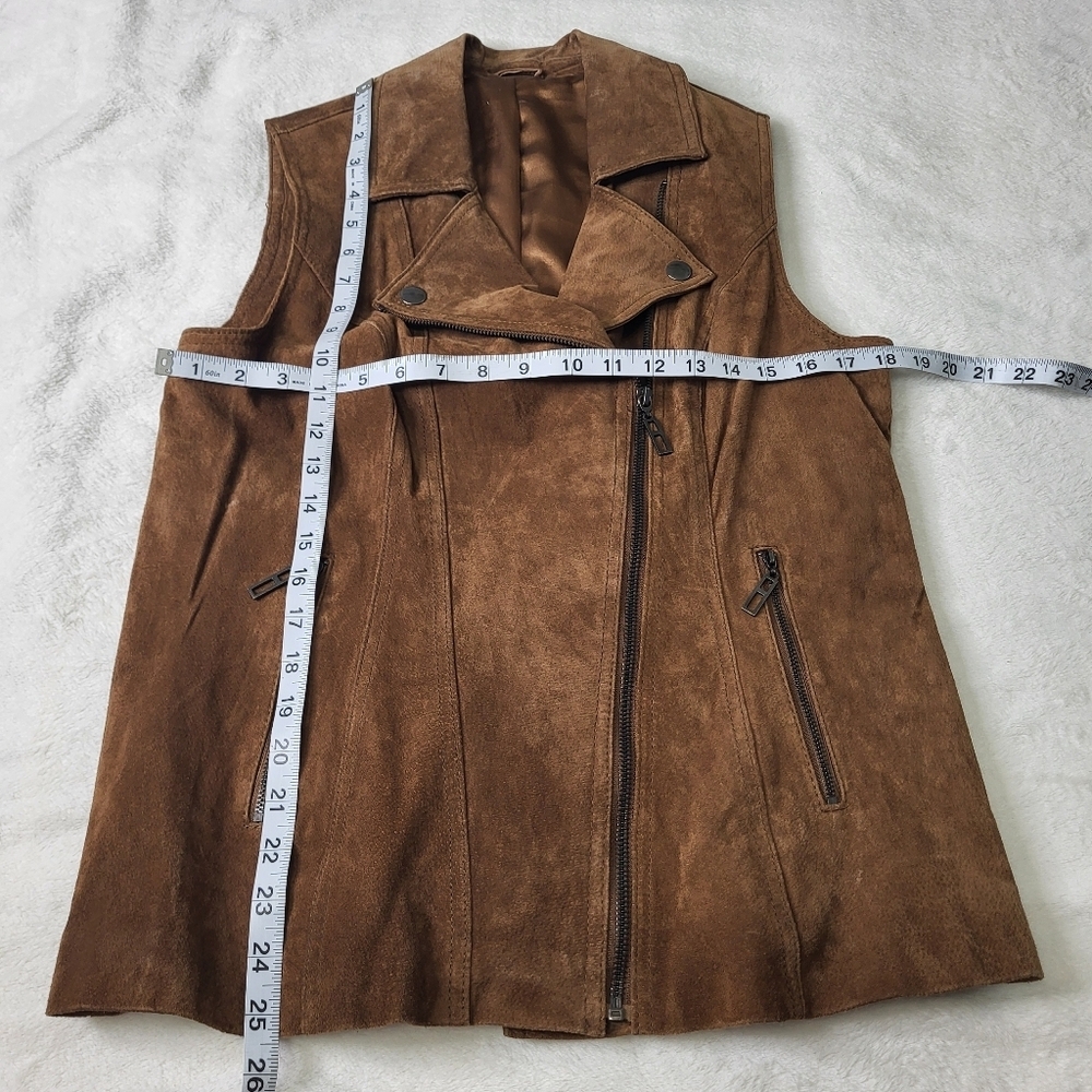 Sleeveless Brown Suede Moto Vest With Pockets - Picture 8 of 11
